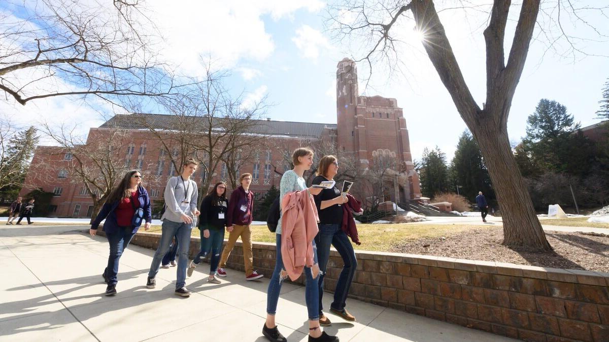 Families Touring Campus with new Vandals.